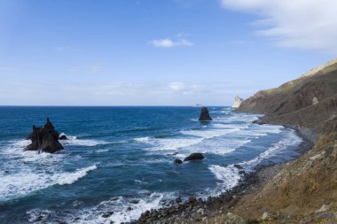 Tenerife adasında İspanya'da siyah kum plaj.