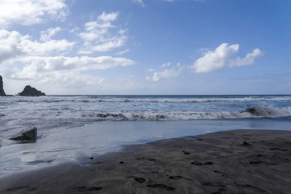 Black sand beach in Spain on the island of Tenerife. — Stock Photo, Image