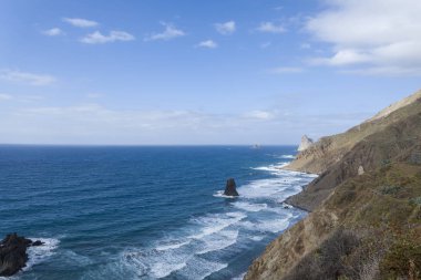 Tenerife adasında dağlar ve deniz.