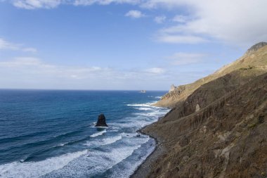 Tenerife adasında dağlar ve deniz.