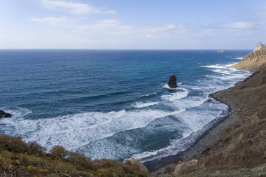 Tenerife adasında İspanya'da siyah kum plaj.