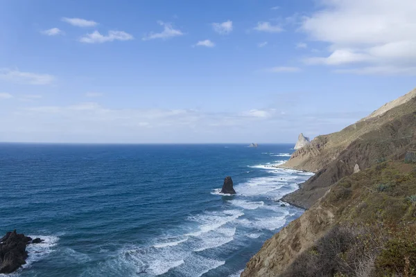Tenerife adasında dağlar ve deniz.