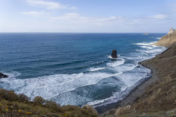 Tenerife adasında İspanya'da siyah kum plaj.