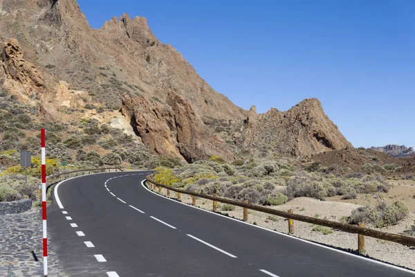 Tenerife adasında dağlar ve yollar.