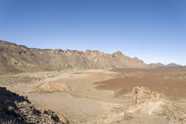 Teide yanardağı yakınındaki dağlar, Bir yaz gününde Kanarya Adaları.