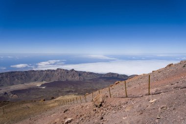 Katılaşmış lav ile Teide Las Canadas Caldera yanardağ görünümü. Bulutların üzerinde Teide milli Park dağ manzara. Tenerife, Kanarya Adaları, İspanya.