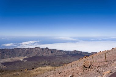 Katılaşmış lav ile Teide Las Canadas Caldera yanardağ görünümü. Bulutların üzerinde Teide milli Park dağ manzara. Tenerife, Kanarya Adaları, İspanya.