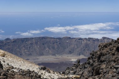 Katılaşmış lav ile Teide Las Canadas Caldera yanardağ görünümü. Bulutların üzerinde Teide milli Park dağ manzara. Tenerife, Kanarya Adaları, İspanya.