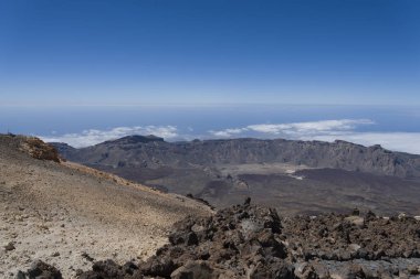 Katılaşmış lav ile Teide Las Canadas Caldera yanardağ görünümü. Bulutların üzerinde Teide milli Park dağ manzara. Tenerife, Kanarya Adaları, İspanya.
