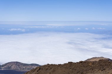 Katılaşmış lav ile Teide Las Canadas Caldera yanardağ görünümü. Bulutların üzerinde Teide milli Park dağ manzara. Tenerife, Kanarya Adaları, İspanya.