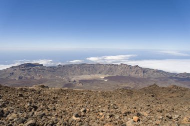Katılaşmış lav ile Teide Las Canadas Caldera yanardağ görünümü. Bulutların üzerinde Teide milli Park dağ manzara. Tenerife, Kanarya Adaları, İspanya.