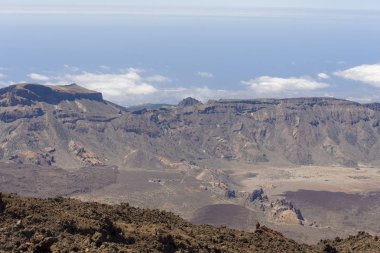 Katılaşmış lav ile Teide Las Canadas Caldera yanardağ görünümü. Bulutların üzerinde Teide milli Park dağ manzara. Tenerife, Kanarya Adaları, İspanya.