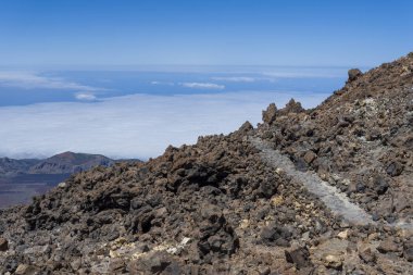 Katılaşmış lav ile Teide Las Canadas Caldera yanardağ görünümü. Bulutların üzerinde Teide milli Park dağ manzara. Tenerife, Kanarya Adaları, İspanya.