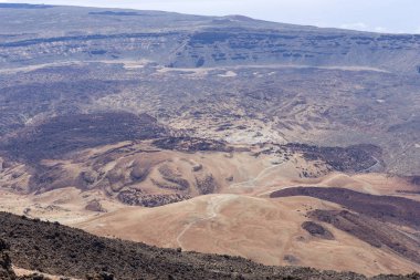Katılaşmış lav ile Teide Las Canadas Caldera yanardağ görünümü. Bulutların üzerinde Teide milli Park dağ manzara. Tenerife, Kanarya Adaları, İspanya.