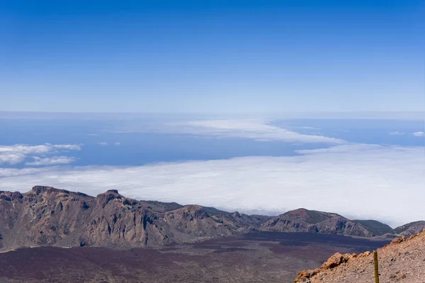 Vista desde el Teide Las Canadas Volcán Caldera con lava solidificada. Parque Nacional del Teide paisaje de montaña por encima de las nubes. Tenerife, Islas Canarias, España . — Foto de Stock