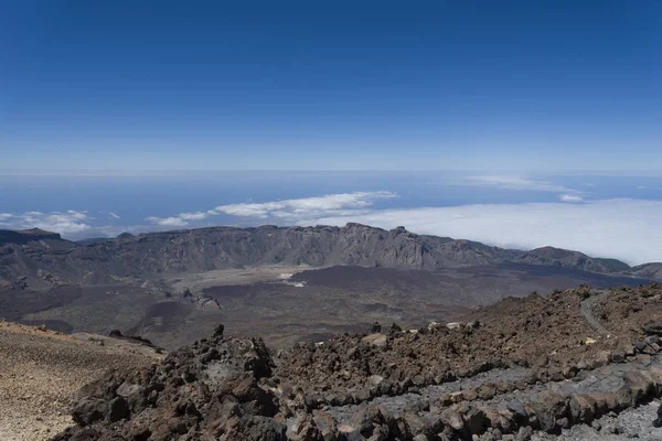 Vista do vulcão Teide Las Canadas Caldera com lava solidificada. Parque Nacional Teide paisagem montanhosa acima das nuvens. Tenerife, Ilhas Canárias, Espanha . — Fotografia de Stock