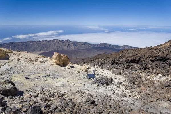 Vista do vulcão Teide Las Canadas Caldera com lava solidificada. Parque Nacional Teide paisagem montanhosa acima das nuvens. Tenerife, Ilhas Canárias, Espanha . — Fotografia de Stock