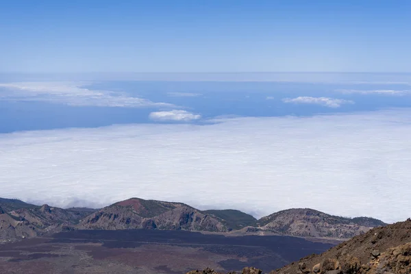 Vista do vulcão Teide Las Canadas Caldera com lava solidificada. Parque Nacional Teide paisagem montanhosa acima das nuvens. Tenerife, Ilhas Canárias, Espanha . — Fotografia de Stock