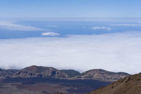 Vista do vulcão Teide Las Canadas Caldera com lava solidificada. Parque Nacional Teide paisagem montanhosa acima das nuvens. Tenerife, Ilhas Canárias, Espanha . — Fotografia de Stock