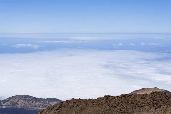 Vista do vulcão Teide Las Canadas Caldera com lava solidificada. Parque Nacional Teide paisagem montanhosa acima das nuvens. Tenerife, Ilhas Canárias, Espanha . — Fotografia de Stock
