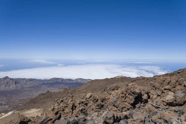 Vista desde el Teide Las Canadas Volcán Caldera con lava solidificada. Parque Nacional del Teide paisaje de montaña por encima de las nubes. Tenerife, Islas Canarias, España . — Foto de Stock