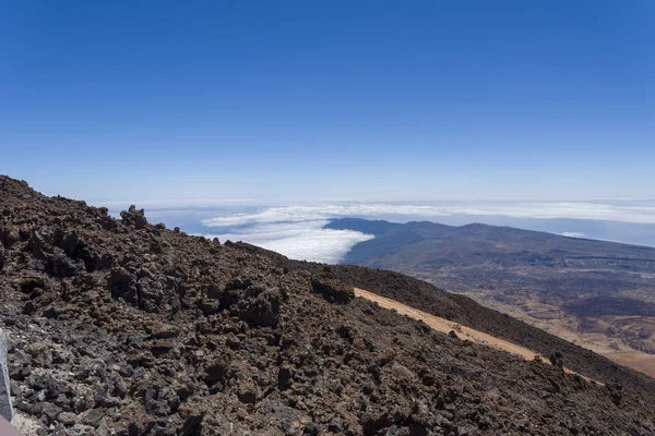 Vista desde el Teide Las Canadas Volcán Caldera con lava solidificada. Parque Nacional del Teide paisaje de montaña por encima de las nubes. Tenerife, Islas Canarias, España . — Foto de Stock
