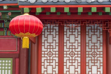 Kırmızı Çin feneri evin üzerinde asılı..