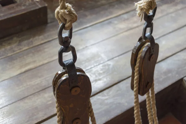 Polea de madera con cuerdas, en un barco de mar . — Foto de Stock