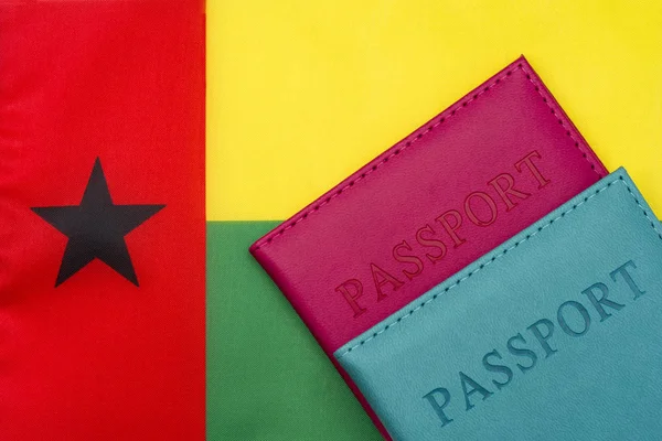 Sullo sfondo della bandiera della Guinea-Bissau è un passaporto — Foto Stock