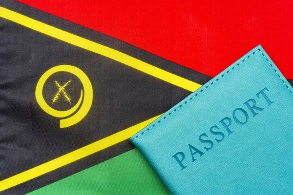 Vanuatu bayrağının arkasında bir pasaport var..