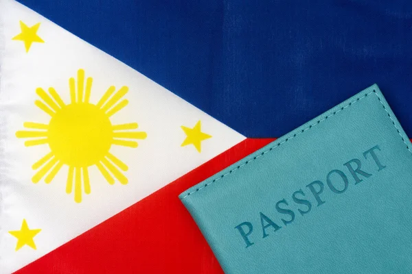 在菲律宾国旗的背景下，这是一张通行证 — 图库照片