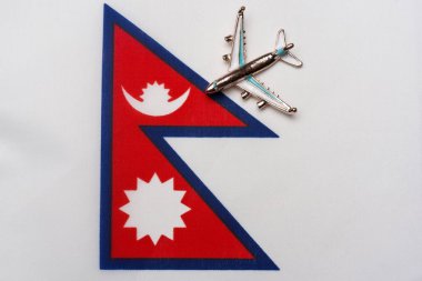 Nepal bayrağı üzerinde uçak ada seyahat ve turizm konsepti.