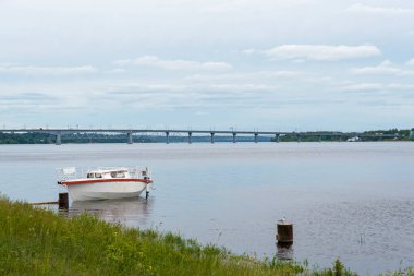Yazın Volka nehri üzerindeki Kostroma köprüsü. Seyahat ve turizm kavramı.