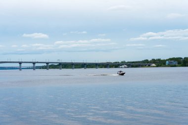 Yazın Volka nehri üzerindeki Kostroma köprüsü. Seyahat ve turizm kavramı.