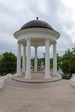 Kostroma şehrindeki eski tarihi mimari, Ostrovsky çardağı. Sanat ve tarih kavramı.