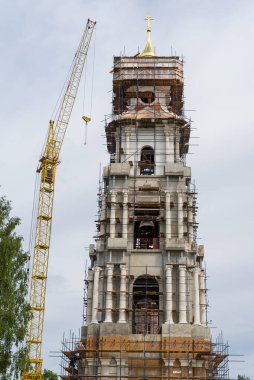 Eski kilise binasına yüksek katlı yapı iskelesi. İnşaat konsepti..