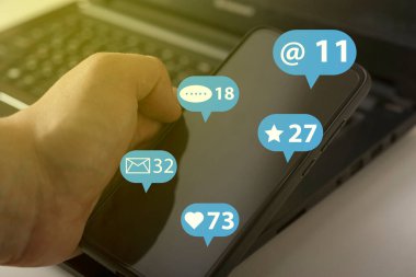 Sosyal medya pazarlama SMM, takipçiler ve internet, internet sektörü, bilgisayar mavisi tonunda el yazısı yorumları. Sosyal ağların kavramları.