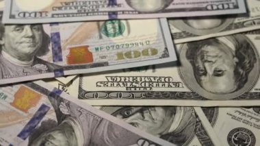 Masada dönen yüz dolarlık banknotlar. Dönüşümlü kağıt para yakın plan. Paralı arka plan Amerikan 100 dolarlık banknotlar