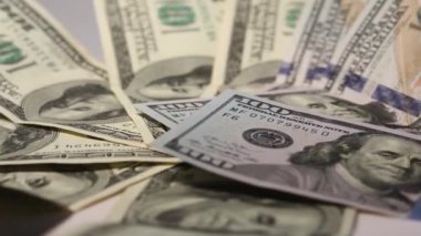 Masada dönen yüz dolarlık banknotlar. Dönüşümlü kağıt para yakın plan. Paralı arka plan Amerikan 100 dolarlık banknotlar