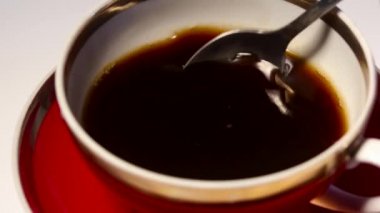 Kahvenin beyaz masa üstünde fincanda hazırlanmasını durdurun. Kıtır, sade kahve..