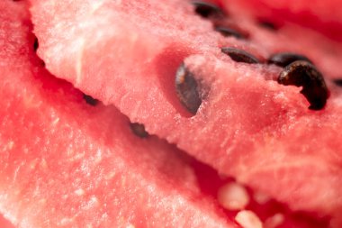 Karpuz dokusu kapanıyor. Çekirdekli karpuz arkaplanı. Kapatın sulu ve tatlı et karpuzunu siyah taneli
