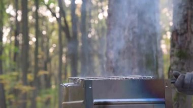 Izgaradaki etle ızgarayı çevir. Lezzetli yemek ve açık hava eğlencesi kavramı..