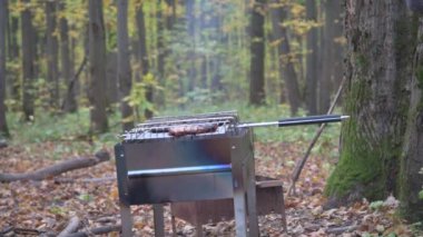 Izgaradaki etle ızgarayı çevir. Lezzetli yemek ve açık hava eğlencesi kavramı..