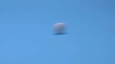 Haplar mavi arka planda masanın üzerinde yuvarlanıyor. İlaç ve bağımlılık kavramı.