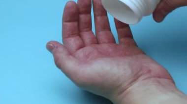 Haplar mavi arka planda eline düşer. İlaç ve bağımlılık kavramı.