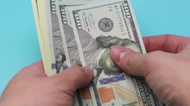 Döngü elleri farklı ülkelerin farklı yıllarındaki dolarları sayar. İş ve zenginlik kavramı.