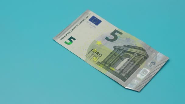欧元钞票落在蓝色的桌子上 财富与繁荣的概念 — 图库视频影像