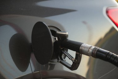 Bir benzin istasyonundaki yolcu vagonunun benzin deposuna yerleştirilmiş.