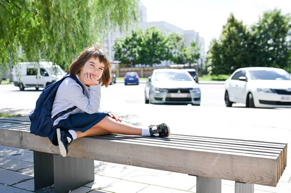 Menina Feliz Estudante Anos Aparência Europeia Com Uma Mochila Sentada — Fotografia de Stock