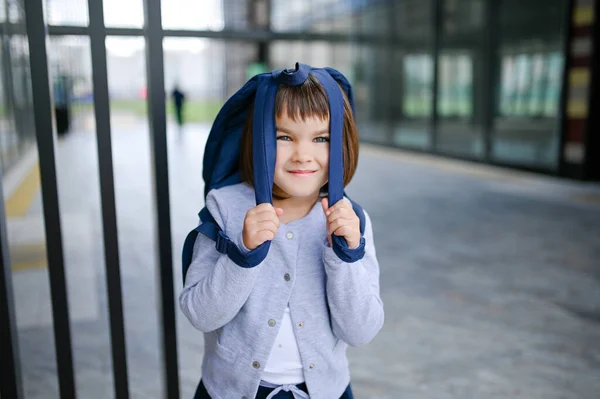 Glückliches Mädchen Schulmädchen Jahre Europäischen Aussehens Mit Einem Rucksack Sitzend — Stockfoto